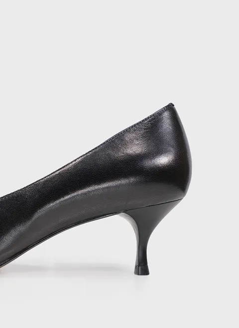 Туфли в черном цвете с декоративным ремешком на мыске Twofeet фото 8